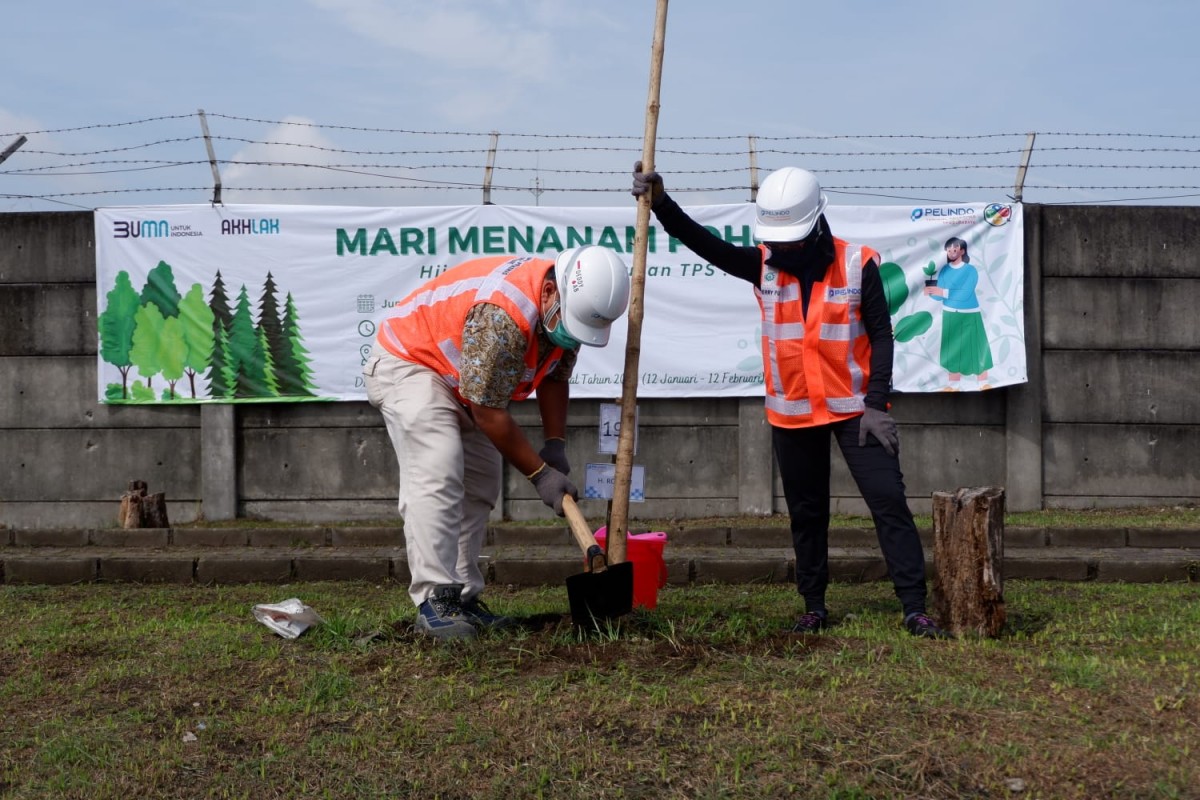 Penanaman pohon di lingkungan PT Terminal Petikemas Surabaya diharapkan berkelanjutan guna menekan emisi karbon. (foto: Fajar Mujianto/jatimnow.com)