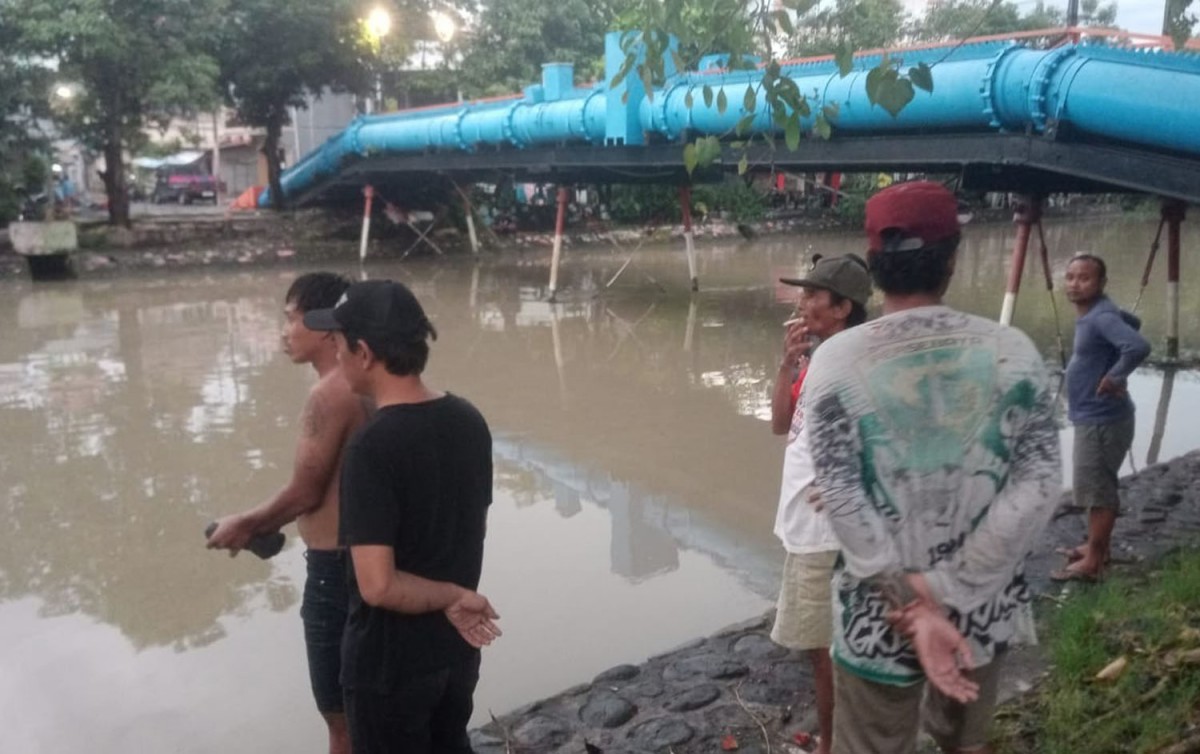 Pencarian korban tenggelam di Sungai Kalimas Surabaya (Foto: Command Center 112)