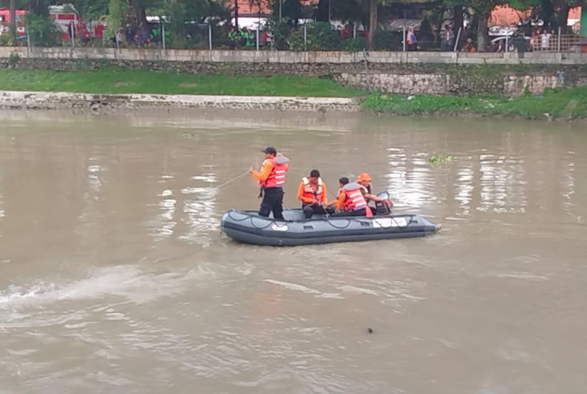 Proses pencarian korban tenggelam di Sungai Jagir, Surabaya (Foto: BPBD Kota Surabaya)