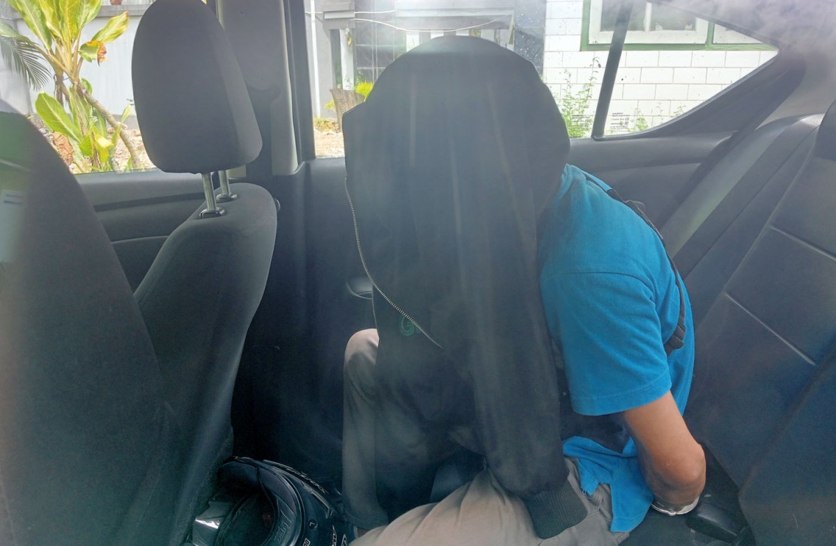 Pelaku pencurian HP saat diamankan (Foto: Elok Aprianto/jatimnow.com)