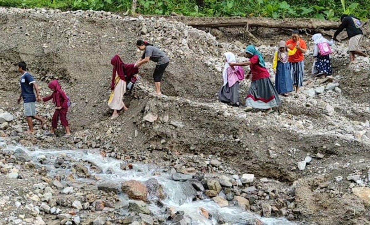Potret Jalan Menuju Sekolah di Pacitan Akibat Terdampak Longsor