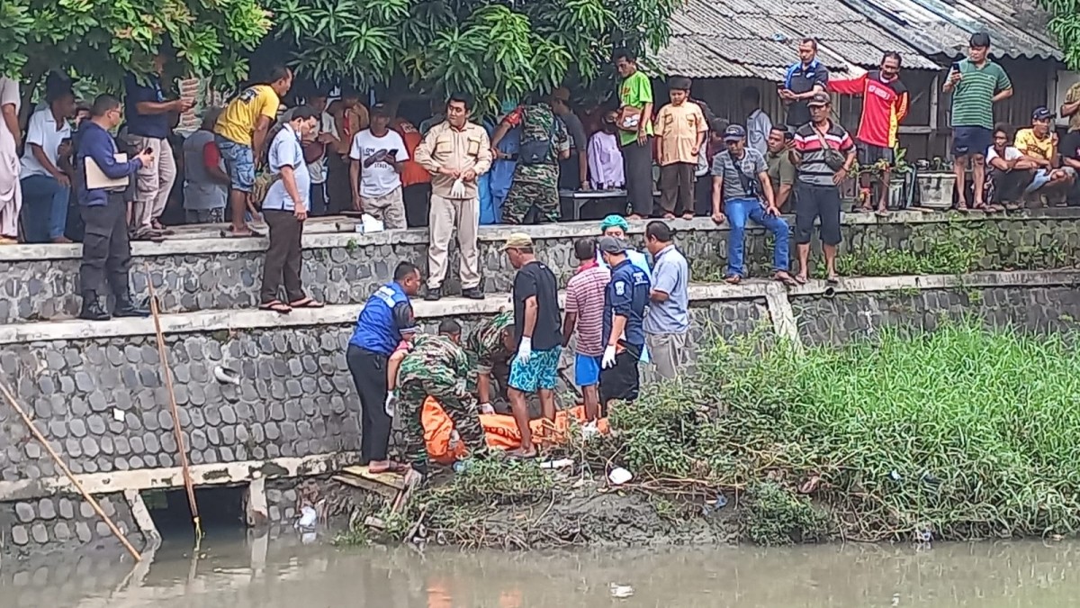 Proses evakuasi mayat pria yang mengapung di sungai Desa Banjarbendo, Kecamatan/Kabupaten Sidoarjo.  (foto: Zainul Fajar/jatimnow.com)