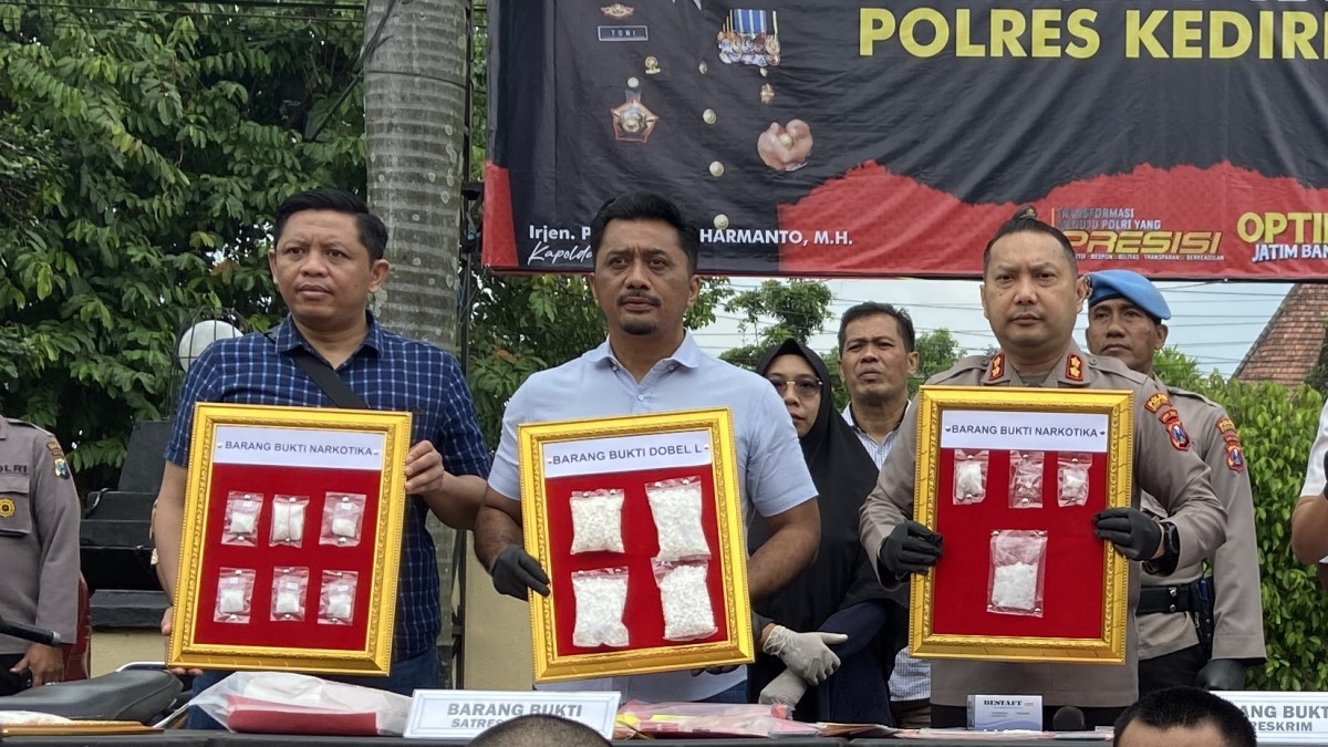 Kasatresnarkoba AKP Ipung (tengah) dan Kapolres Kediri Kota AKPB Teddy Chandra (kanan) menunjukkan barang bukti narkoba. (Foto : Yanuar Dedy /jatimnow.com)