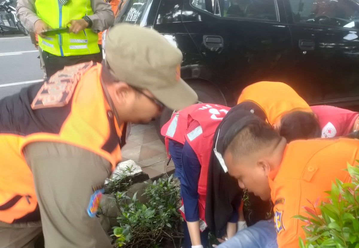 Pengemudi Tewas Diduga Serangan Jantung, Mobil Tabrak Trotoar di Surabaya