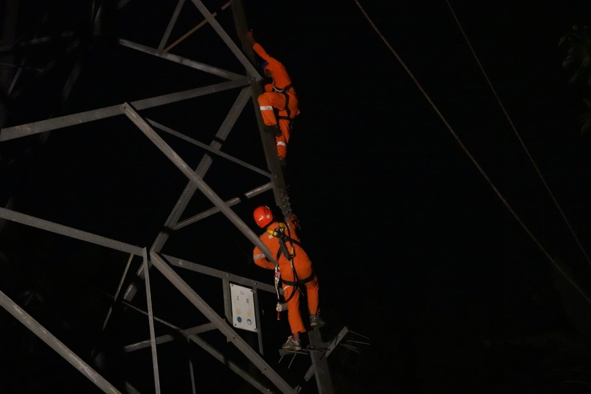 Petugas PLN saat melakukan perbaikan jaringan listrik. (foto: Mat Sholeh for jatimnow.com)