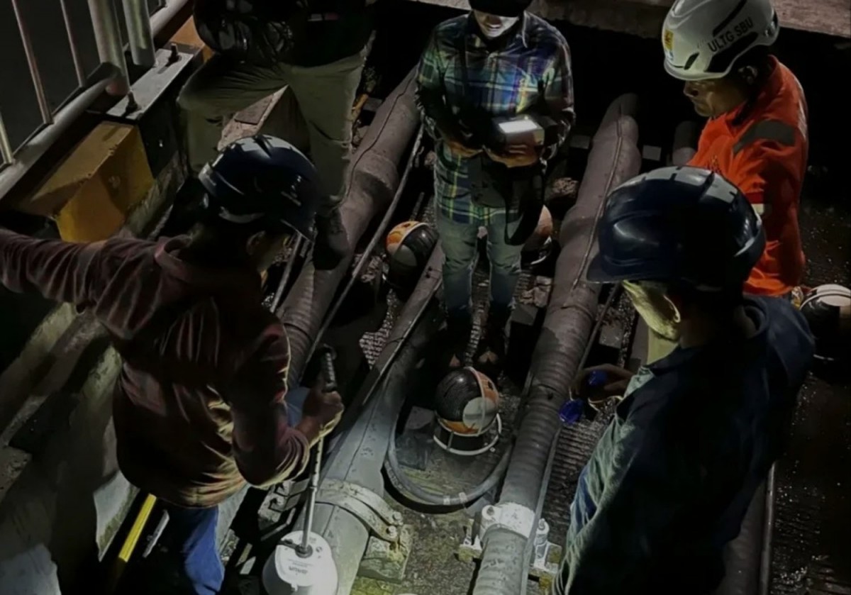 Perbaikan jaringan listrik penyebab gangguan di Madura (Foto: PLN)