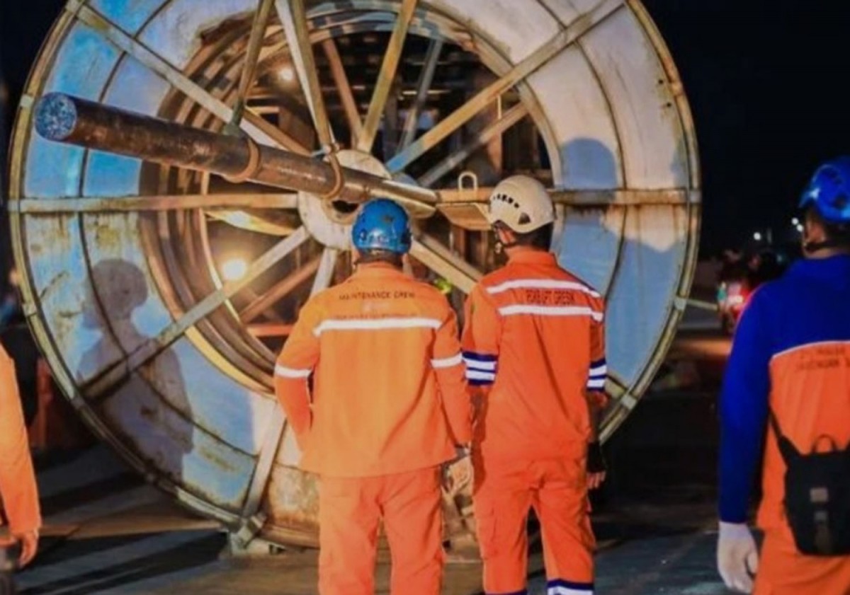 Perbaikan jaringan listrik penyebab gangguan di Pulau Madura (Foto: PLN)