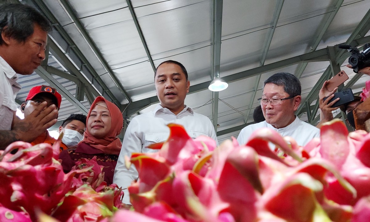 Wali Kota Surabaya Eri Cahyadi (tengah) dan Direktur PT Paskomnas Indonesia Hartono Wignyopranoto (kanan) saat peresmian PISS (Foto-foto: Ni'am Kurniawan/jatimnow.com)