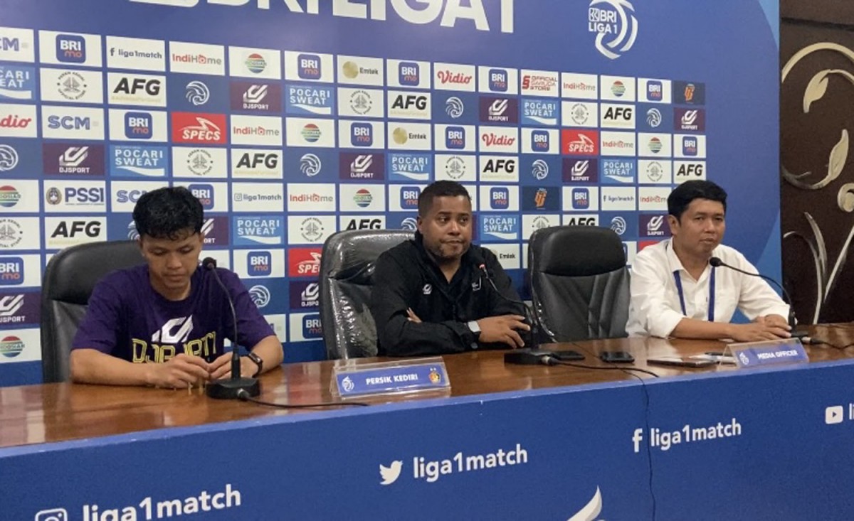 Pelatih Persik, Divaldo Alves saat post-match conference (Foto: Yanuar Dedy/jatimnow.com)