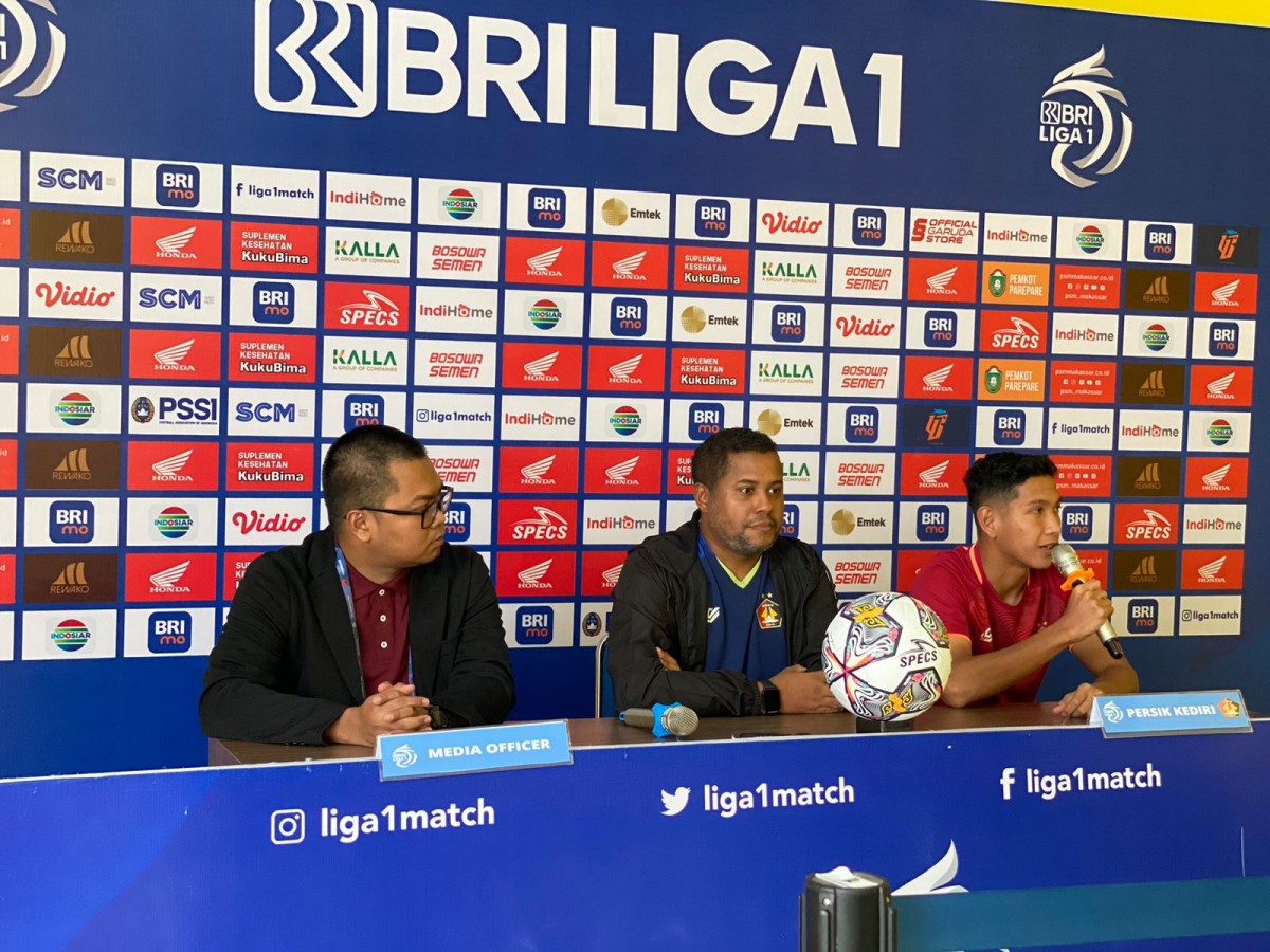 Divaldo (tengah) dan Rangga (kanan) dalam sesi pre-match conference jelang laga PSM Vs Persik. (Foto: Persik Kediri/jatimnow.com)