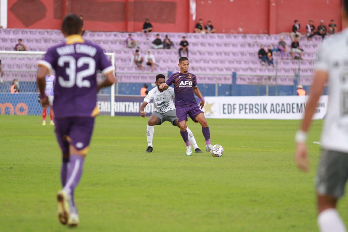 Pemain Persik Renan Silva berduel dengan pemain Bali United (Foto: Persik for jatimnow.com)