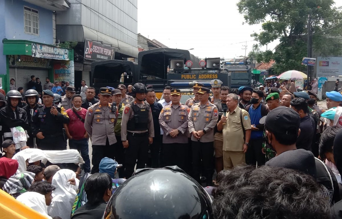 Kapolres Lamongan AKBP Yakhob Silvana Delareskha dan jajaran saat mencoba menenangkan massa pesilat yang demo di Mapolsek Babat (Foto: Dok. Adyad Ammy Iffansah/jatimnow.com)