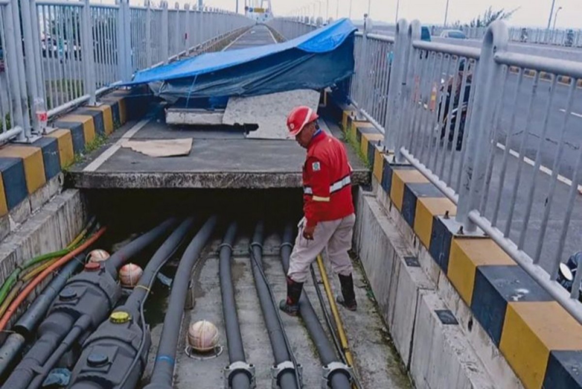 Petugas PLN saat melakukan perbaikan di jaringan listrik. (foto: Fathor Rahman/jatimow.com)