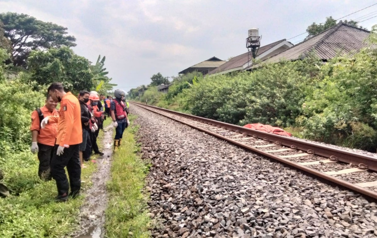 Pria Misterius Tewas Tertabrak Kereta Api di Ketintang, Surabaya