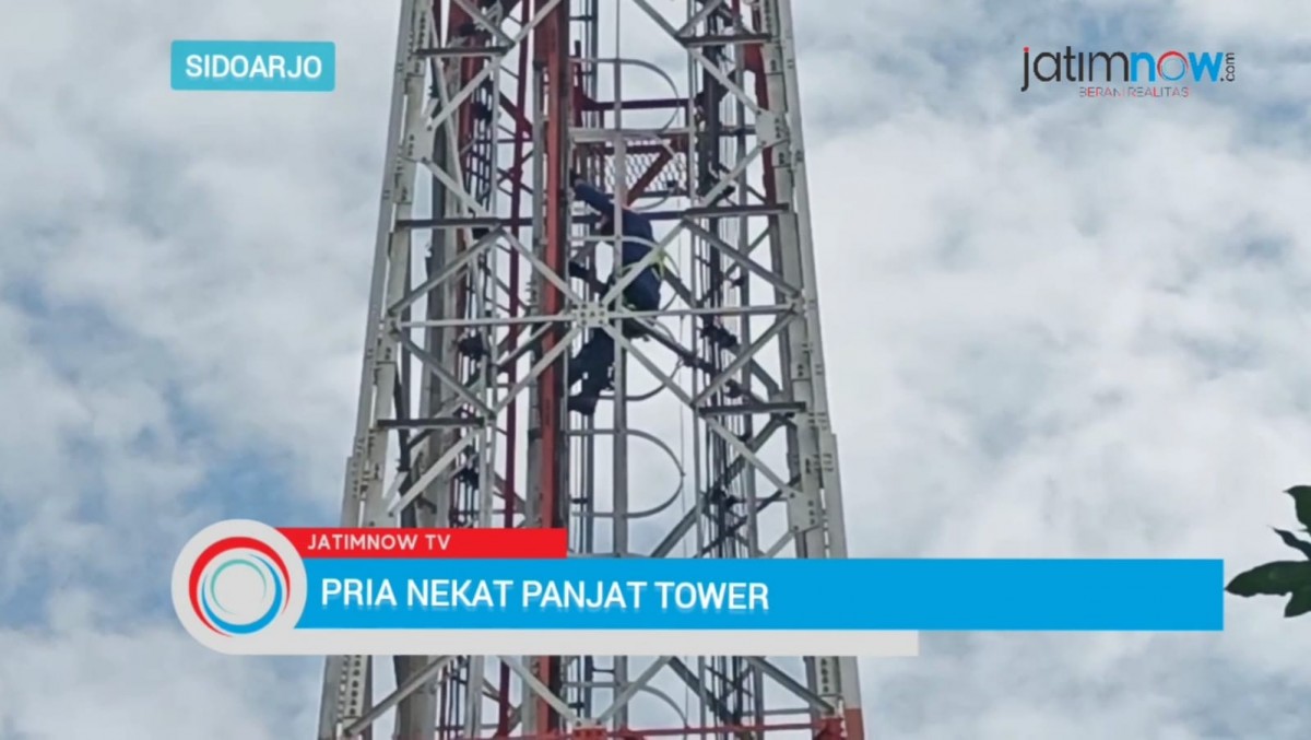 Pria Nekat Panjat Tower