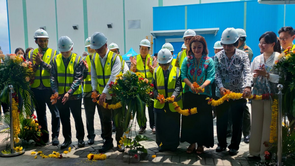 Bupati Jombang Hj Mundjidah Wahab bersama Menperin RI saat meresmikan PT. Bumi Indus Padma Jaya di Kabuh, Jombang.( Foto: Humas Pemkab Jombang)