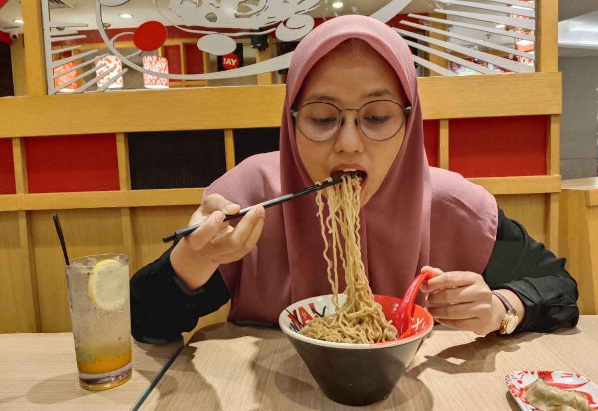 Amelya Fatma Devi, salah satu penikmat ramen di Surabaya (Foto-foto: Rama Indra/jatimnow.com)