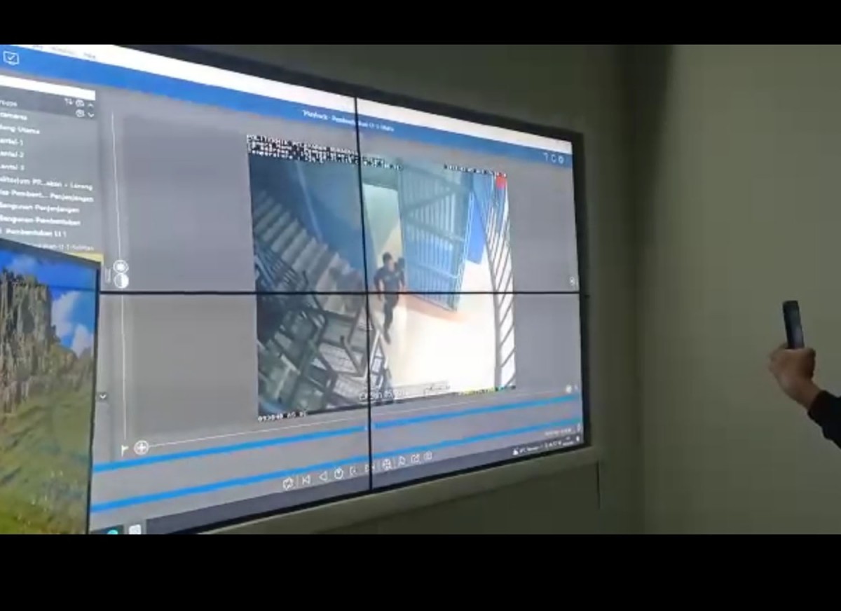 Tangkapan layar video CCTV lokasi mahasiswa politeknik di Surabaya diduga dianiaya