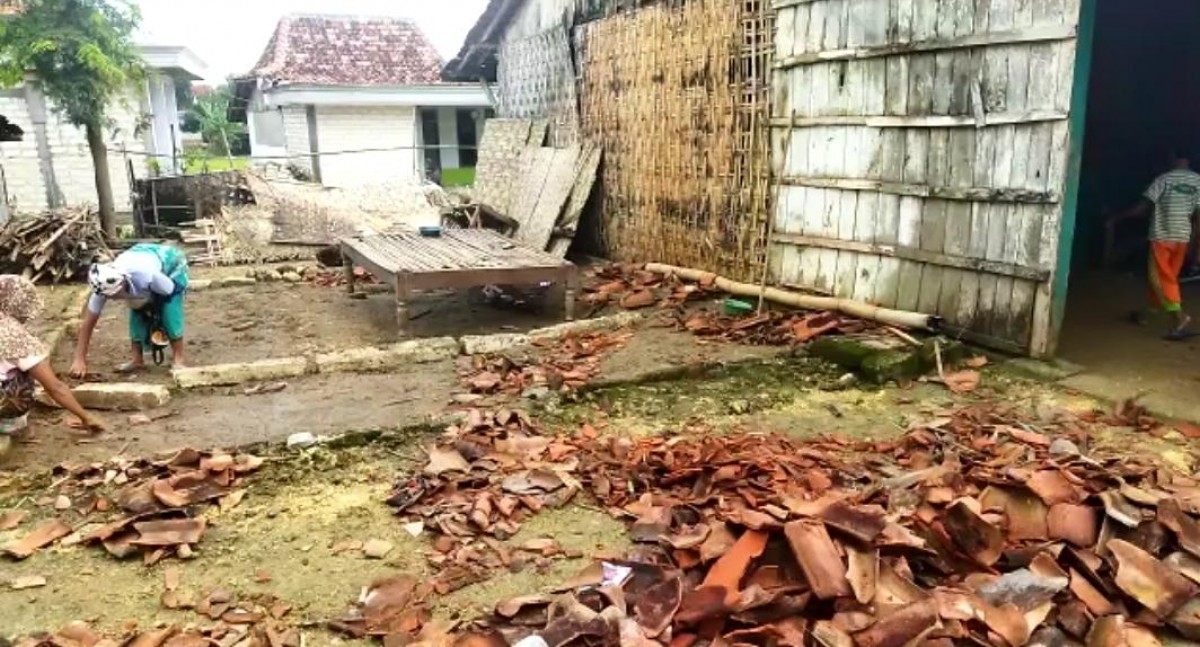 Salah satu rumah warga rata dengan tanah setelah disapu angin kencang di Desa Rabasan, Kecamatan Camplong Sampang, Selasa (31/01/2023) malam. (foto: Mat Hasan for jatimnow.com)