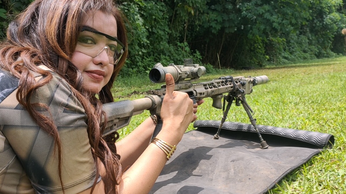 Salah satu peserta latihan menjajal senapan laras panjang. (foto-foto: Rois Jajeli/jatimnow.com)