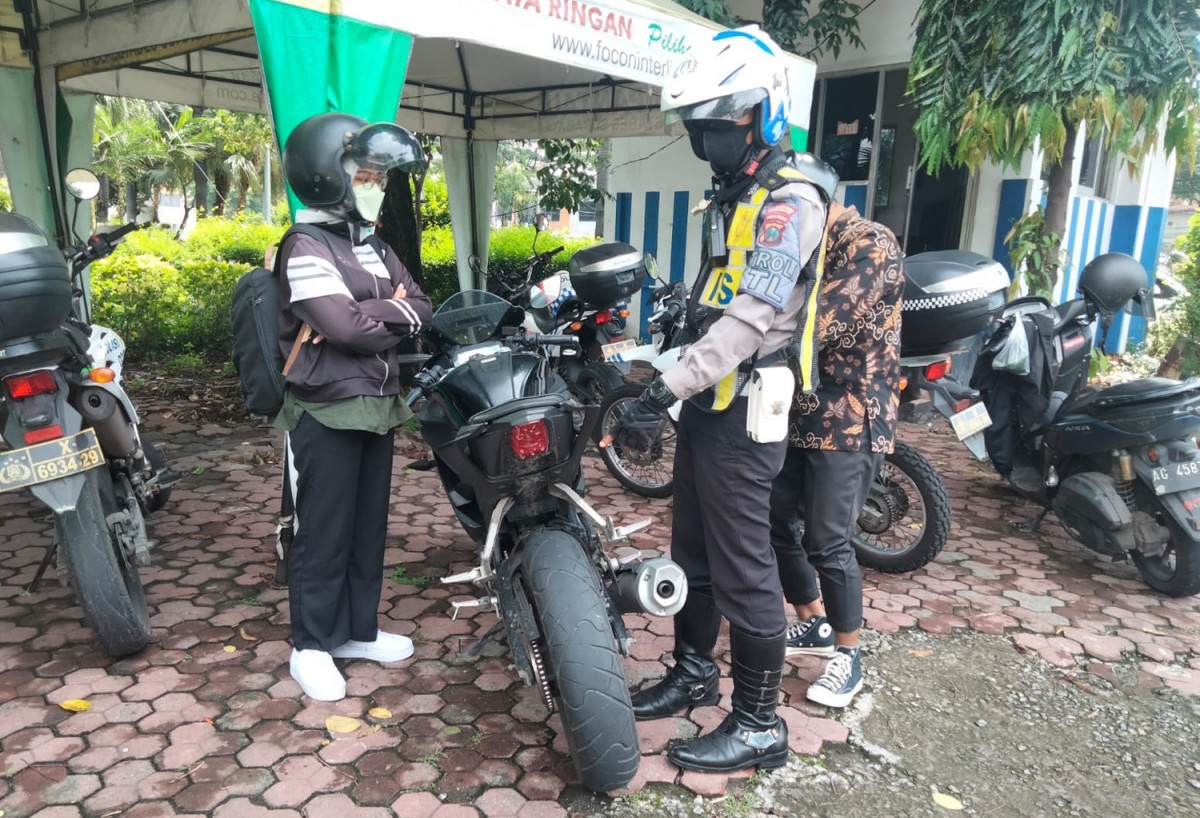 Pengendara yang melanggar ditilang oleh Satlantas Polrestabes Surabaya (Foto: Dok. Satlantas Polrestabes Surabaya)