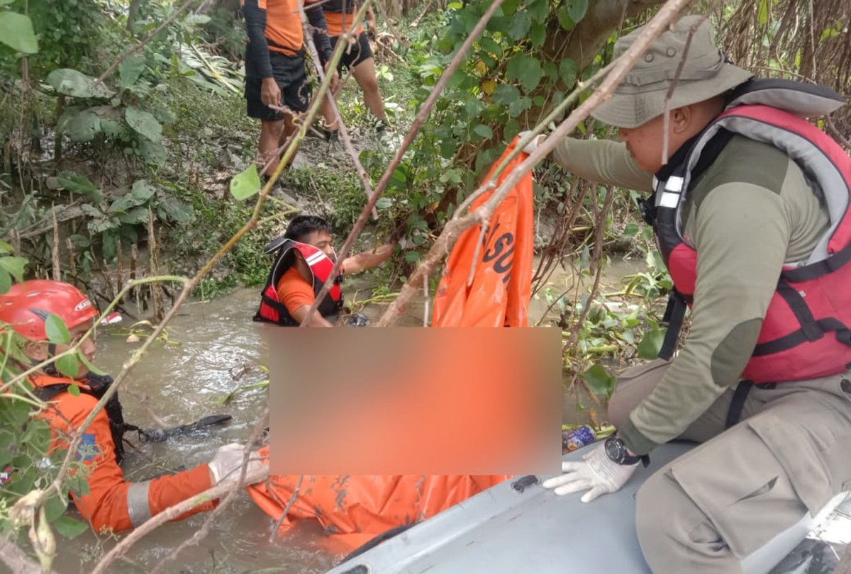 Proses evakuasi jenazah satpam di aliran sungai Wonorejo, Surabaya (Foto: BPBD Surabaya for jatimnow.com)