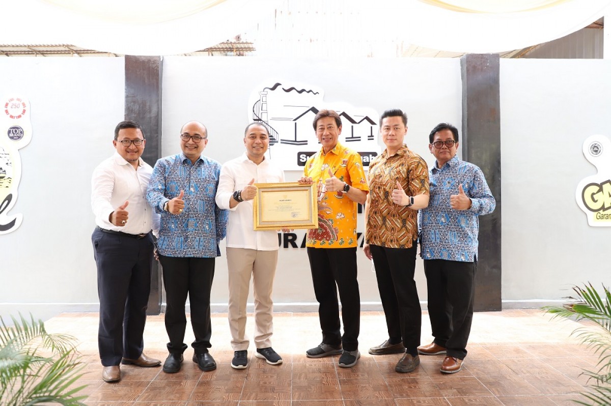Pemyerahaan penghargaan Wali Kota Eri Cahyadi kepada Direktur Utama PT Susanti Megah, Hermawan Santoso. (Foto: Humas Pemkot Surabaya for jatimnow.com)
