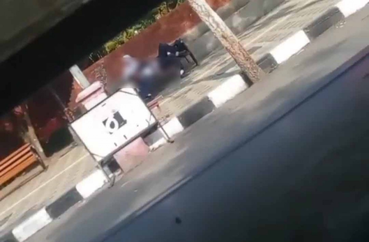 Sepasang berpakaian pelajar bermesraan di atas kursi. (Foto: Tangkapan layar video)