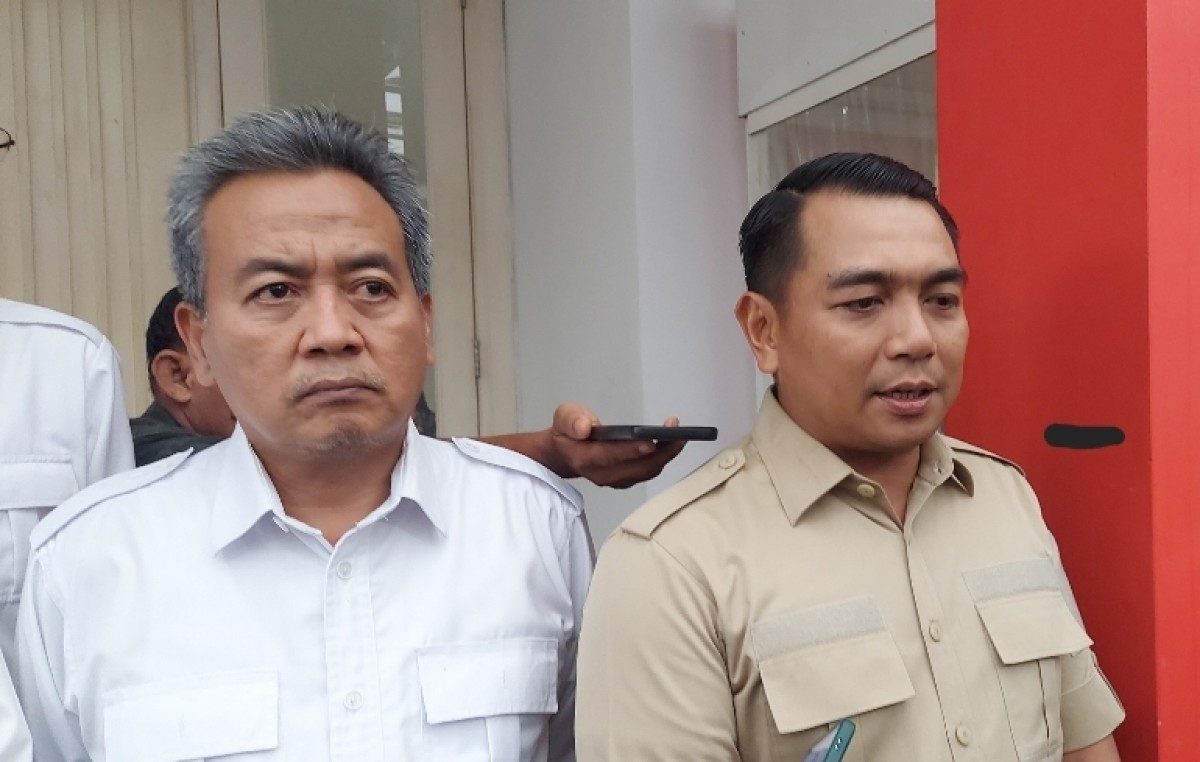Ketua Panitia HUT ke-15 dari Gerindra Jatim, Budiono (kiri) bersama Sekretaris DPD Partai Gerindra Jatim Kharisma Febriansyah (kanan) - (Foto: Ni'am Kurniawan/jatimnow.com)