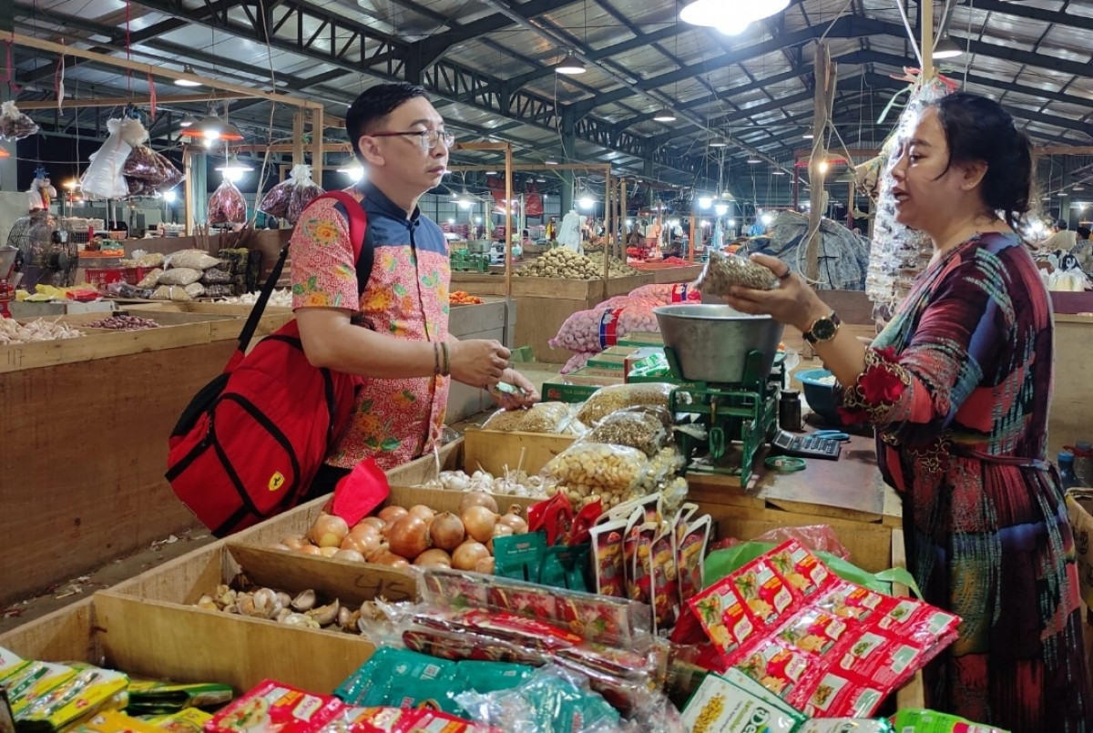 Alfian Limardi saat meninjau pedagang PISS. (Foto: PSI for jatimnow.com)