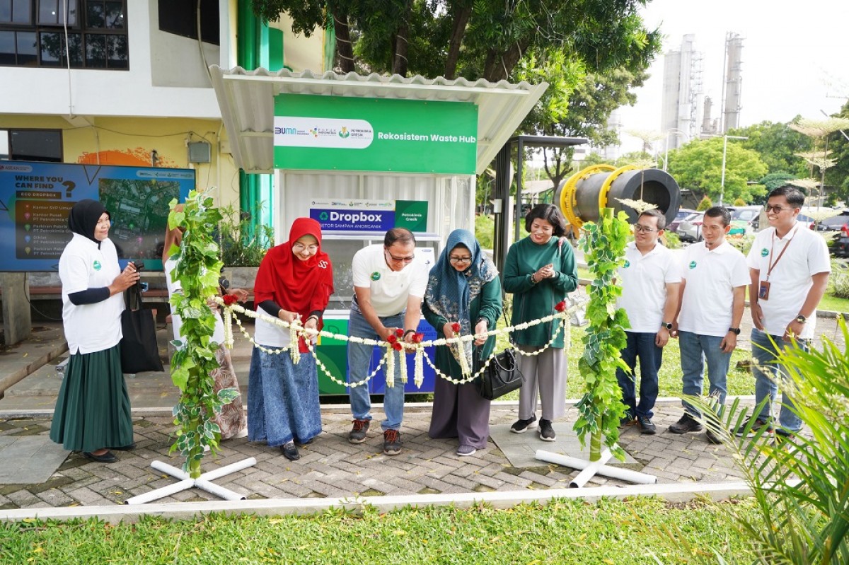 SEVP Operasi PG, I Ketut Rusnaya (dua dari kiri), Ketua PIKA PG, Atik Widiati (empat dari kiri), dan Kepala Dinas Lingkungan Hidup Kab. Gresik, Sri Subaidah (dua dari kiri). (Foto:  Petrokimia Gresik)