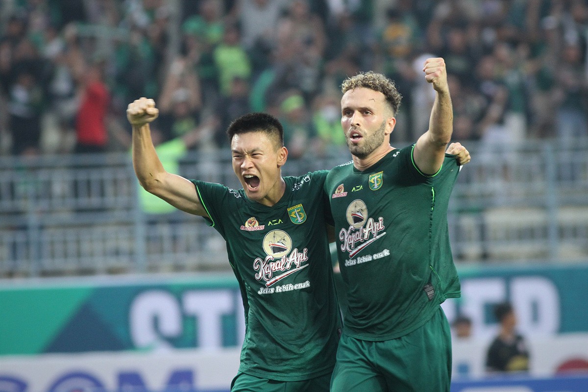 Ze Valente (kanan) melakukan selebrasi setelah Sho Yamomoto membobol gawang Borneo FC (foto: Sahlul Fahmi/jatimnow.com)