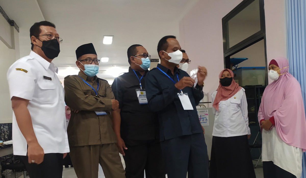 Anggota Komisi D DPRD Lamongan saat meninjau layanan RSUD dr. Soegiri. (foto : Adyad Ammy Iffansah/jatimnow.com)
