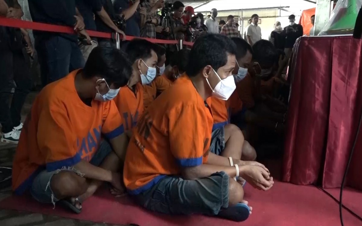 Para tersangka yang terlibat dalam sindikat penyalahgunaan solar bersubsidi diberangus Polda Jatim (Foto: Zain Ahmad/jatimnow.com)