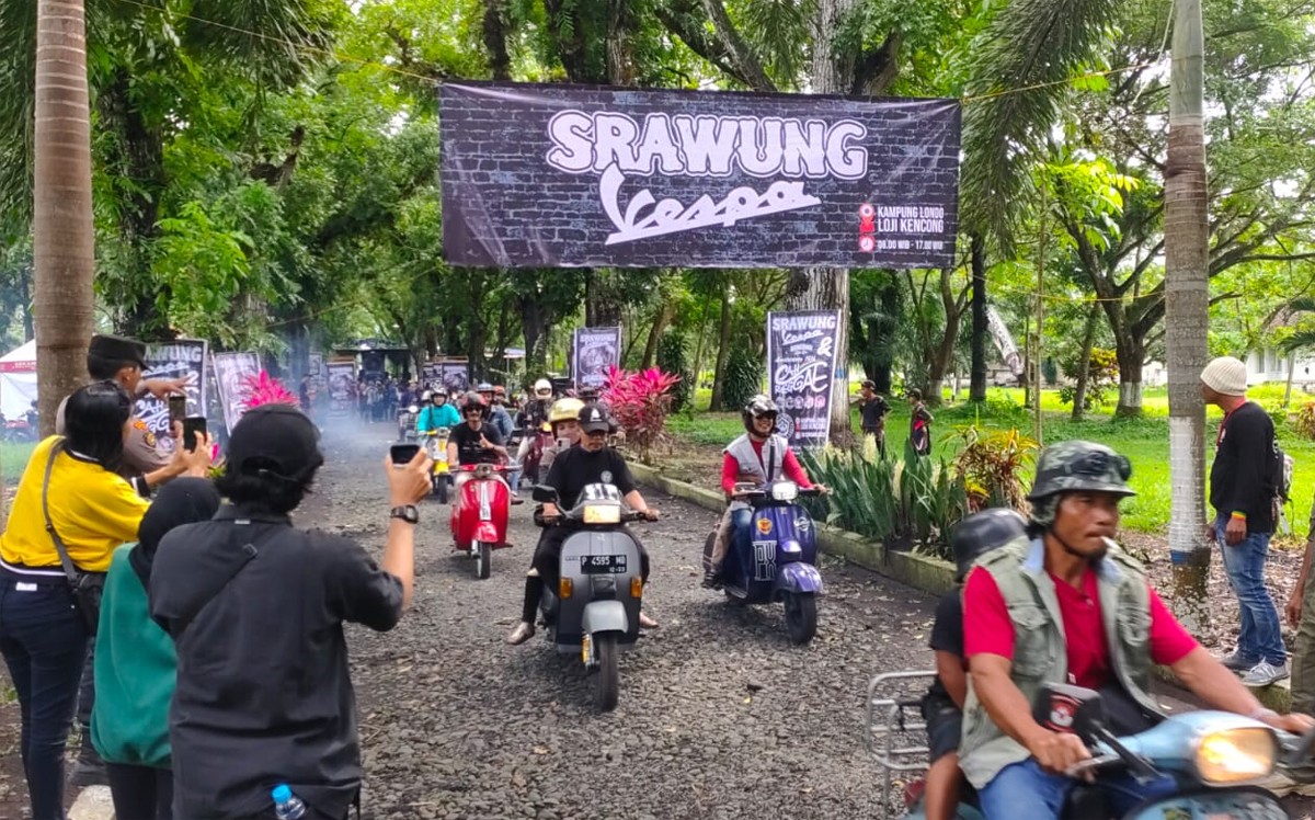 Pecinta Vespa memenuhi kegiatan Srawung Vespa di Kencong, Jember. (foto: Miftah Ulum for jatimnow.com)