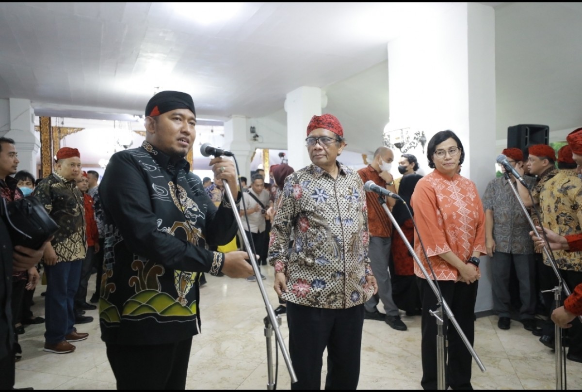 Menkeu Sri Mulyani (kanan), Menkopolhukam Mahfud MD (tengah) dan Bupati Sumenep Ahmad Fauzi (kiri) - (Foto: Mukidi for jatimnow.com)
