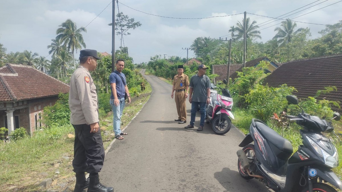 Kepolisian ketika melakukan pendalaman terkait adanya upaya penculikan pelajar SD di Kabupaten Malang. (Foto: Polsek Dampit)