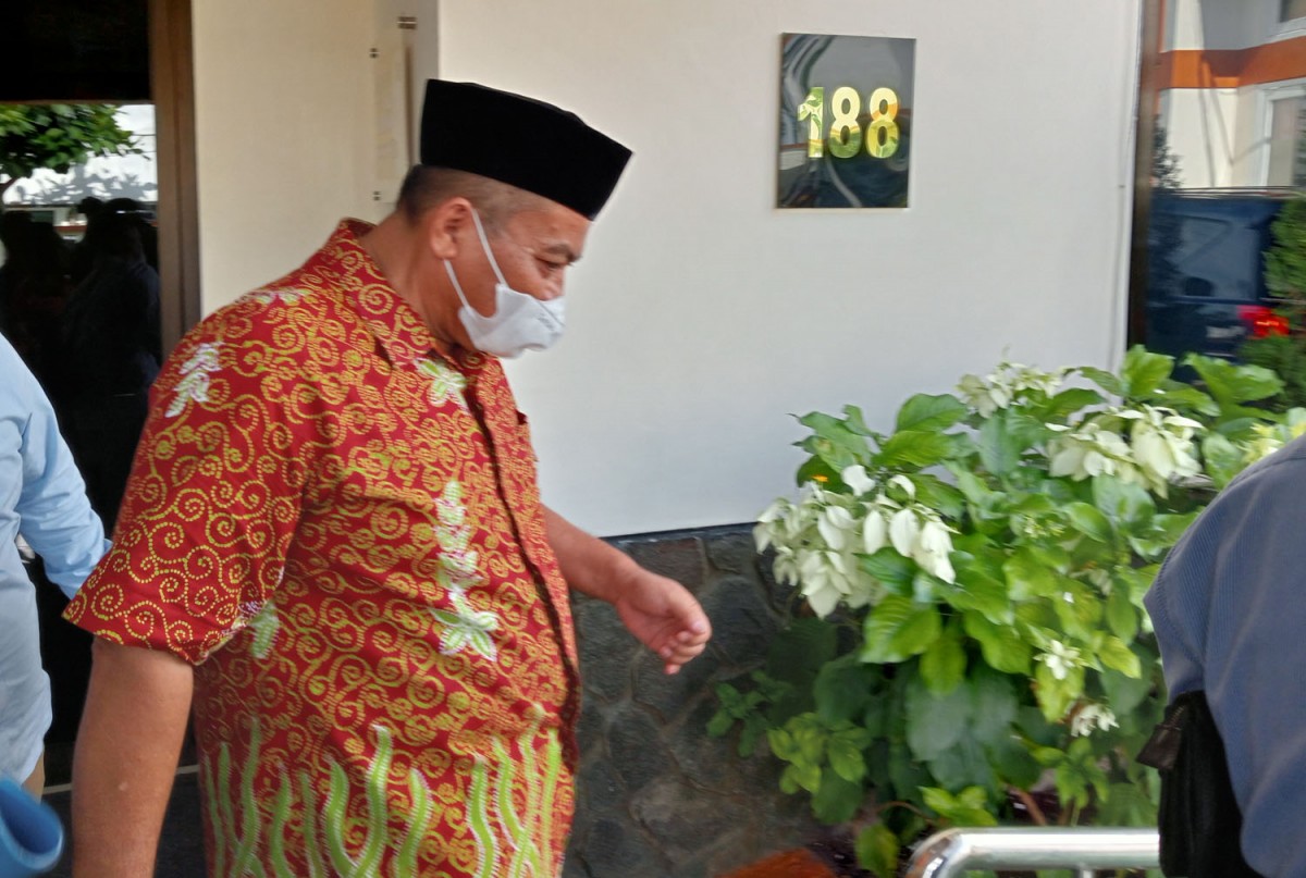 M, salah satu tersangka kasus dugaan korupsi penyaluran pupuk bersubsidi usai menjalani pemeriksaan di kantor Kejari Jombang (Foto: Elok Pribadi)