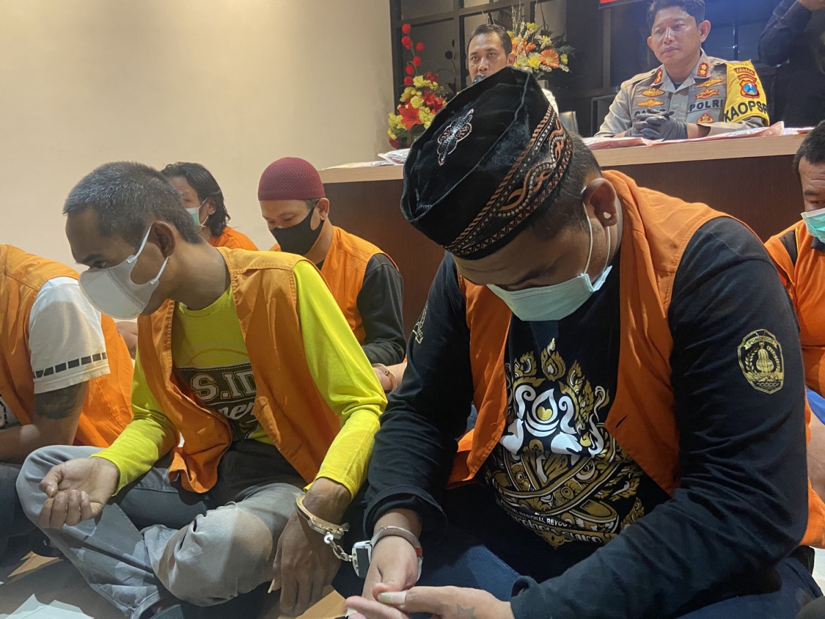 Andrius (baju kuning), tersangka narkoba yang berteriak minta ampun ke Jokowi saat ditangkap anggota Satresnarkoba Polres Ponorogo (Foto: Ahmad Fauzani/jatimnow.com)