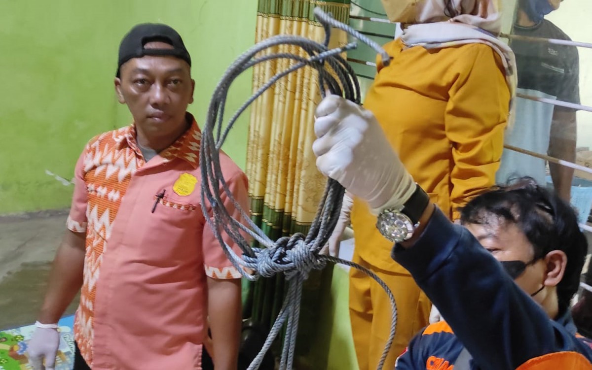 Polisi saat melakukan identifikasi di TKP (Foto: Dok. Polres Tulungagung)