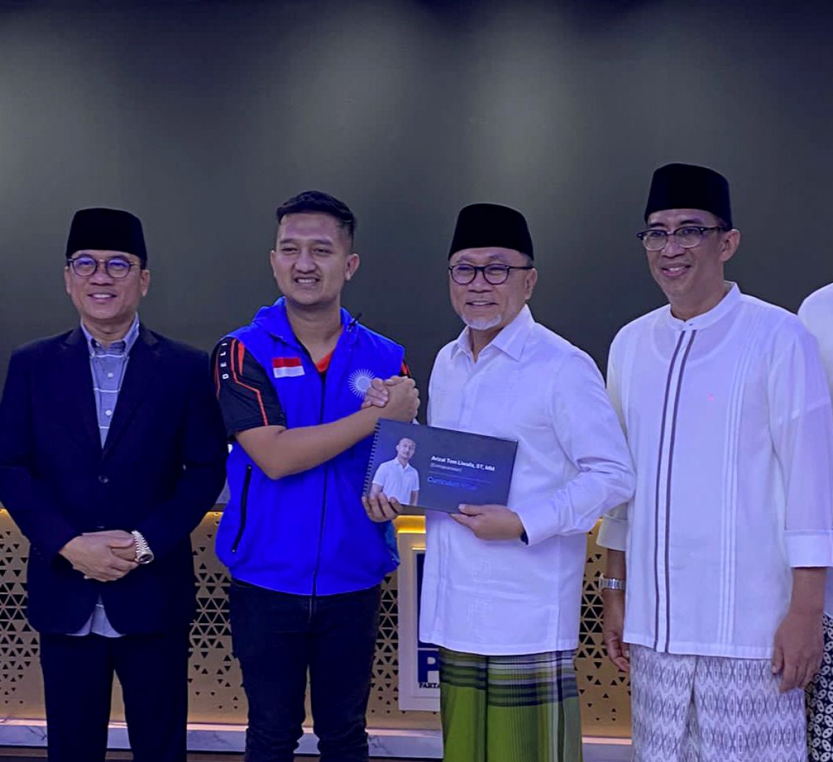 Tom Liwafa bersama Ketum PAN Zulkifli Hasan. (Foto: Mahendra for jatimnow.com)