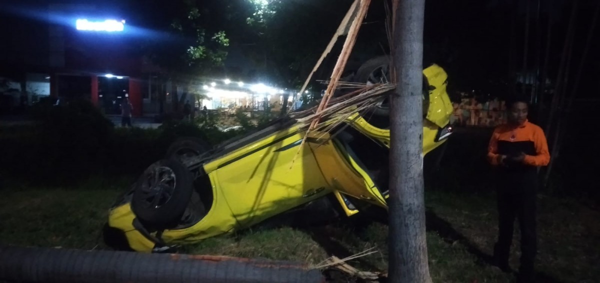 Kondisi Toyota Raize yang ringsek. (foto: BPBD Kota Surabaya for jatimnow)