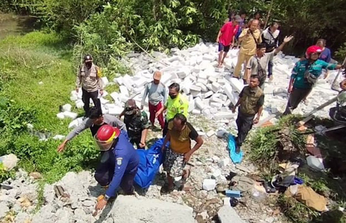 Truk tronton terjun ke jurang di Pacitan (Foto: Doyok for jatimnow.com)