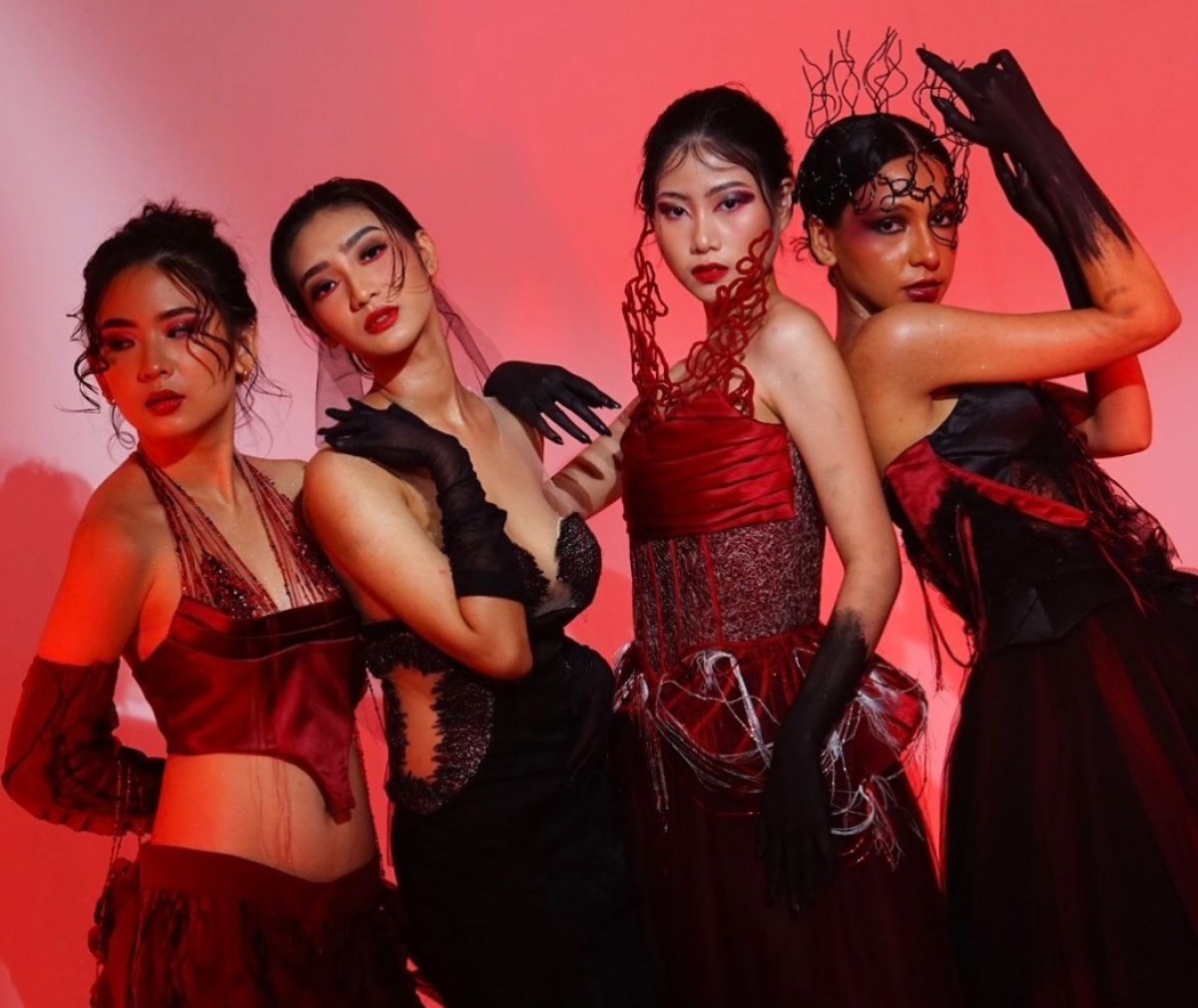 Karya busana mahasiswa Universitas Ciputra Surabaya. (Foto: Erlita for jatimnow.com)