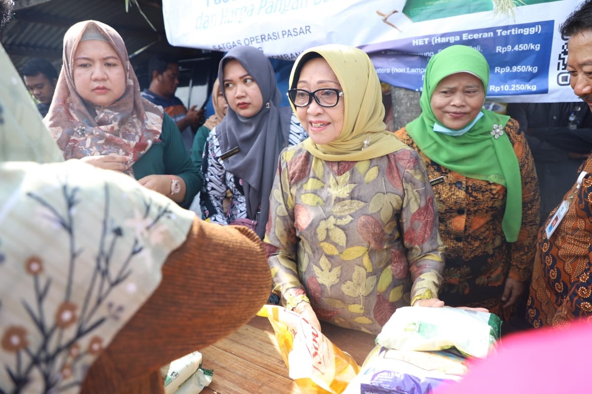 Bupati Jombang Hj Mundjidah Wahab saat berada di pasar Cukir, Kecamatan Diwek. (Foto: Humas Pemkab Jombang)