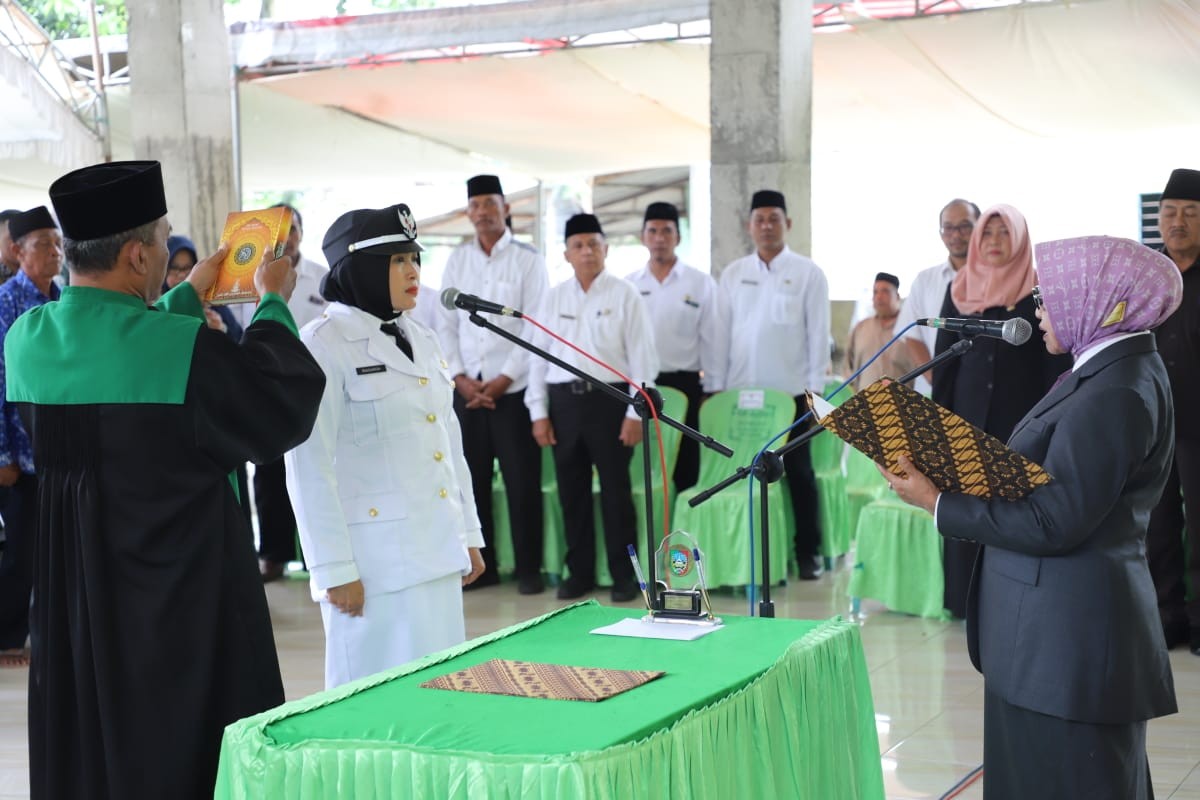 Bupati dan Wakil Bupati Jombang, usai melantik kepala Desa Kepuhdoko. (Foto: Humas Pemkab Jombang)