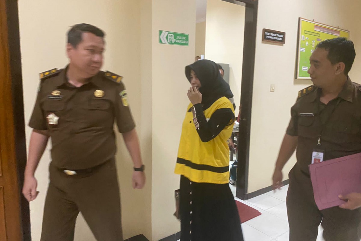 Terdakwa Ari Kusumawati saat menyerahkan diri ke Kejari Tulungagung (Foto: Dok. Kejari Tulungagung)