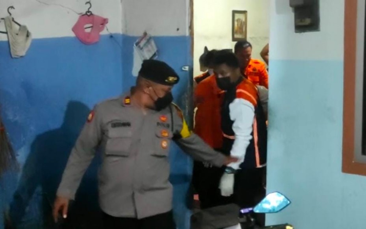 Proses evakuasi jasad wanita di Surabaya korban pembunuhan (Foto: Rama Indra/jatimnow.com)