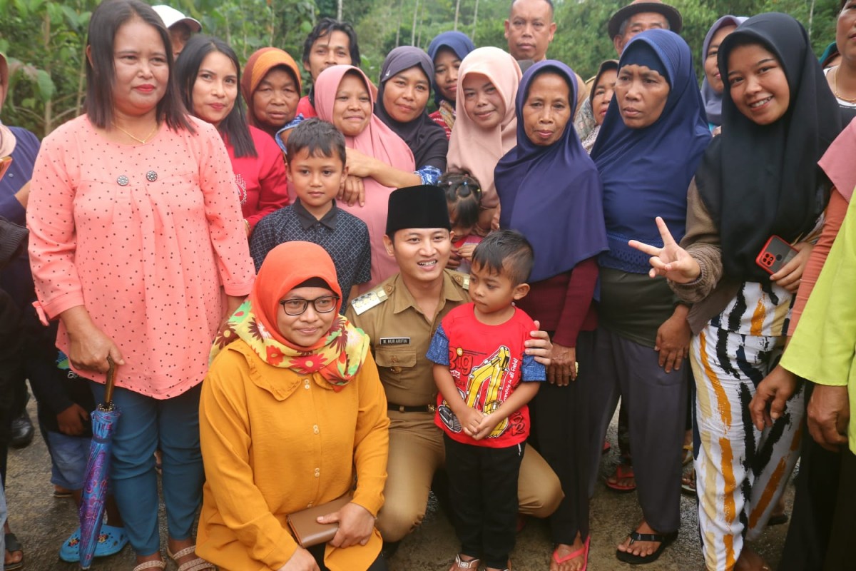 Bupati Trenggalek Mocahamad Nur Arifin usai menjenguk Kahla. (Foto: Dok Prokopim Trenggalek)