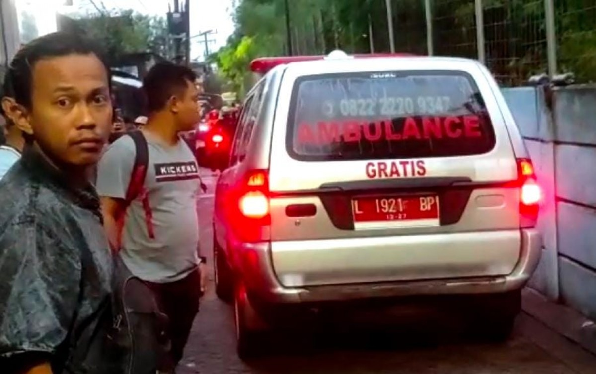 Jasad wanita korban pembunuhan di Surabaya dievakuasi (Foto: Rama Indra/jatimnow.com)